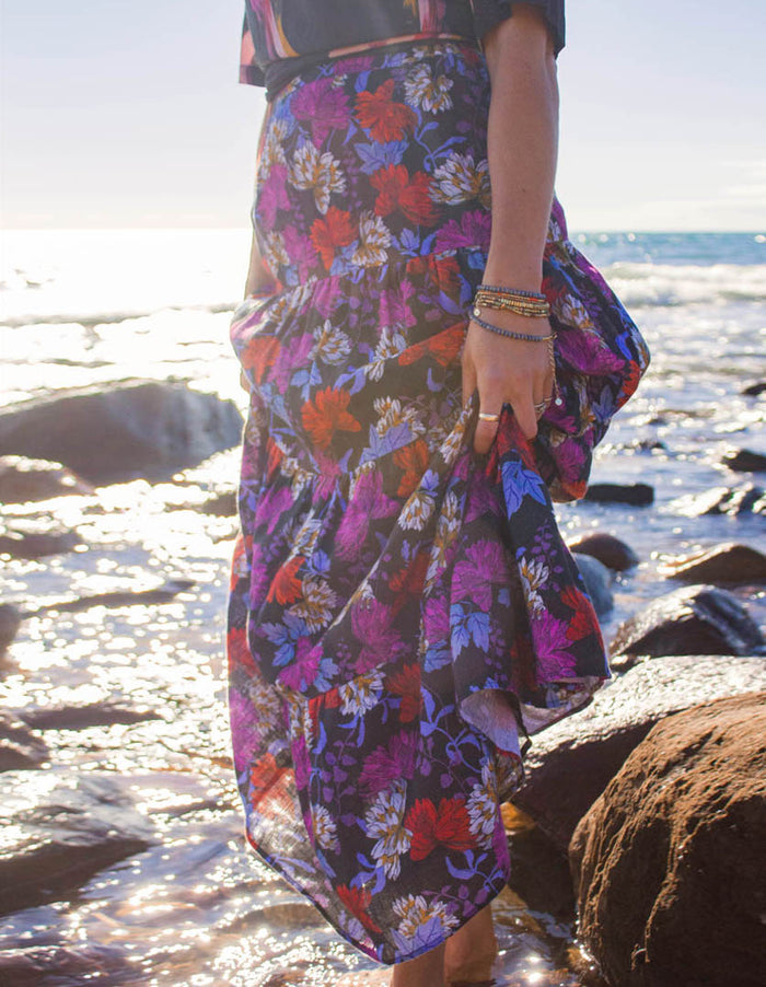 Camila skirt - Empress printed linen- DEVOI. Side close up view