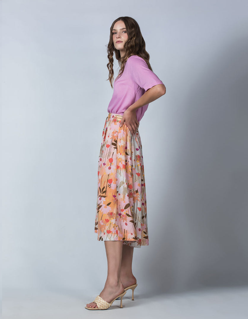 DEVOI Kathleen skirt in the pink Meadow printed linen. Side view on model