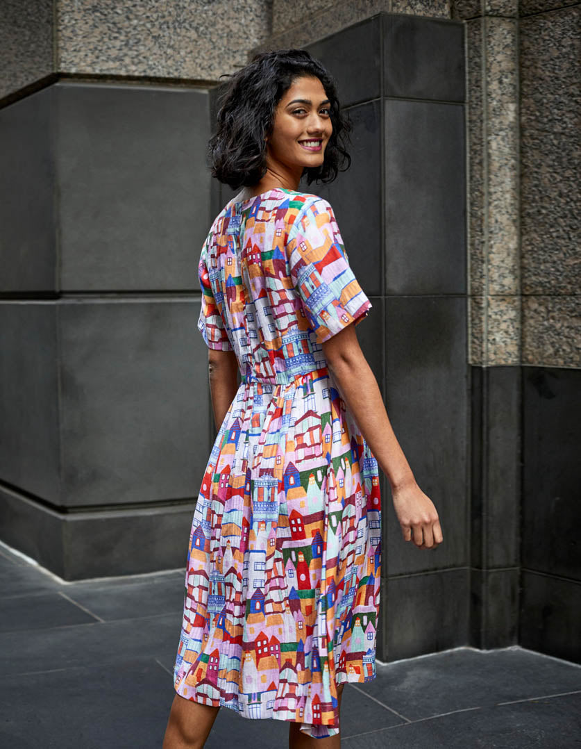 DEVOI White Urban Scapes Dorothy dress in printed Linen. Round neckline. Knee length. Short sleeves. Pockets. Back close view on model.